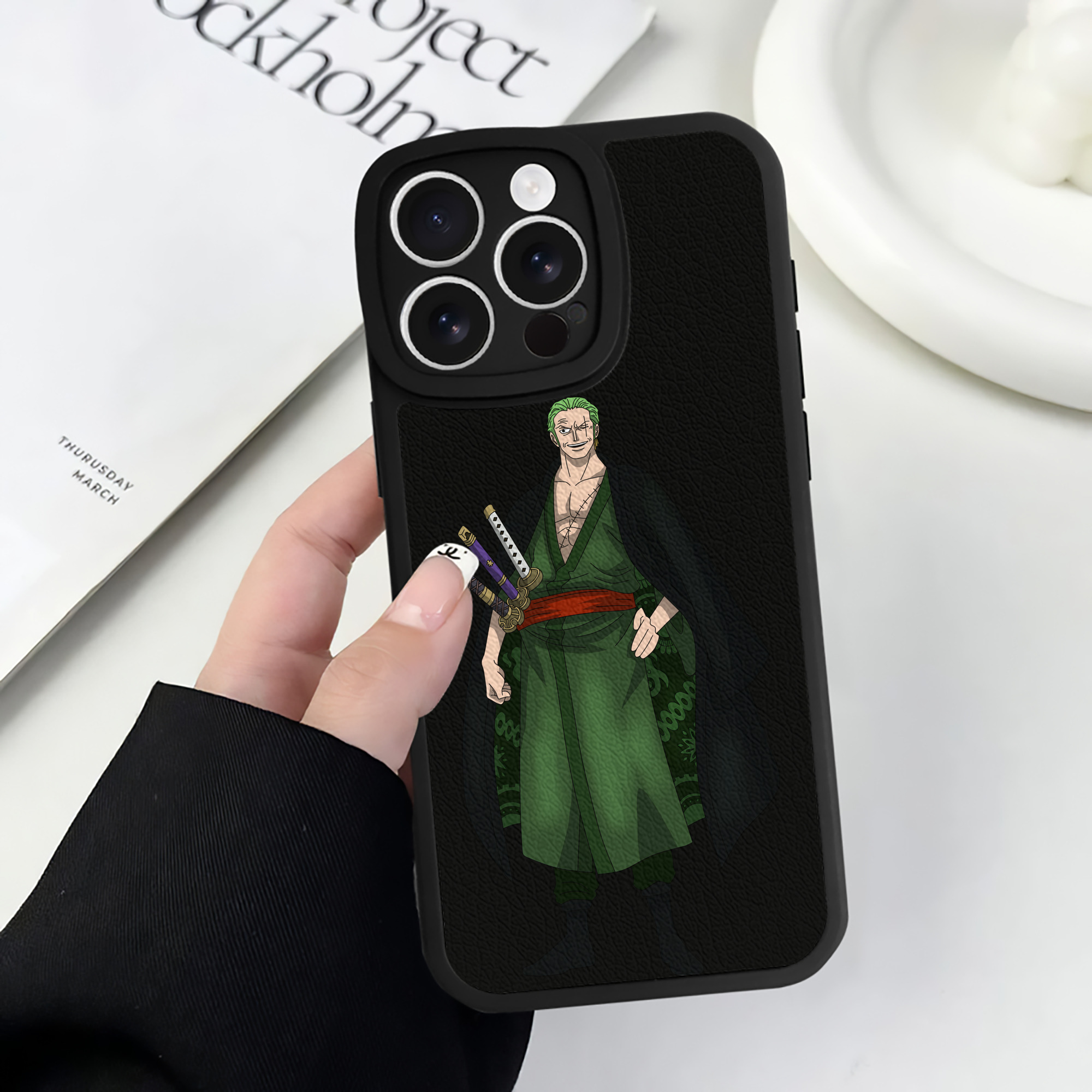 （画像用） ワンピース ロロノア・ゾロ ONE PIECE Roronoa Zoro 【iPhone 16シリーズ対応】シリコンスマホケース（レザー調） 材質：シリコン